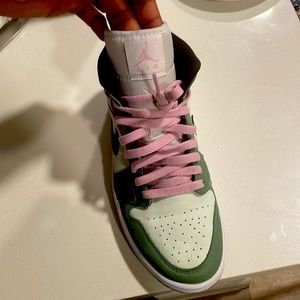 This shoe is in great condition and has only been worn twice!